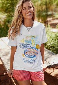 Next HEAVYWEIGHT SHORT SLEEVE CREW NECK - Marškinėliai su spaudiniu - ecru white coastal scene beaded graphic