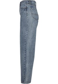 Jean en denim bleu clair avec une coupe droite, doté d'un style à cinq poches, d'une braguette zippée et d'un délavage subtil.