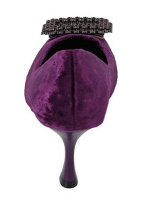 Chaussure à talon haut en velours violet avec une grande boucle décorative ornée de bijoux noirs et rouges à l'avant et un talon violet brillant.