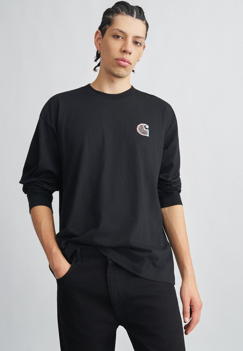 Schwarzes Langarm-T-Shirt aus Baumwolle mit kleinem, mehrfarbigem Logo auf der linken Brust. Legere Passform und Rundhalsausschnitt.