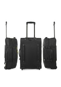 Juego de maletas negras con ruedas que incluye dos bolsas de deportes y una maleta vertical más grande. Fabricado con tela duradera con cremalleras, correas y asas telescópicas.