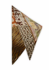 Foulard en soie de forme triangulaire avec un patchwork de motifs animaliers bruns, de motifs floraux et de designs texturés.