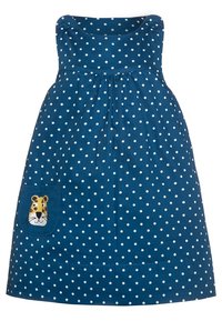 Niebieska sukienka w białe kropki, bez rękawów, z marszczoną górą i kieszenią z haftem przedstawiającym twarz lwa.