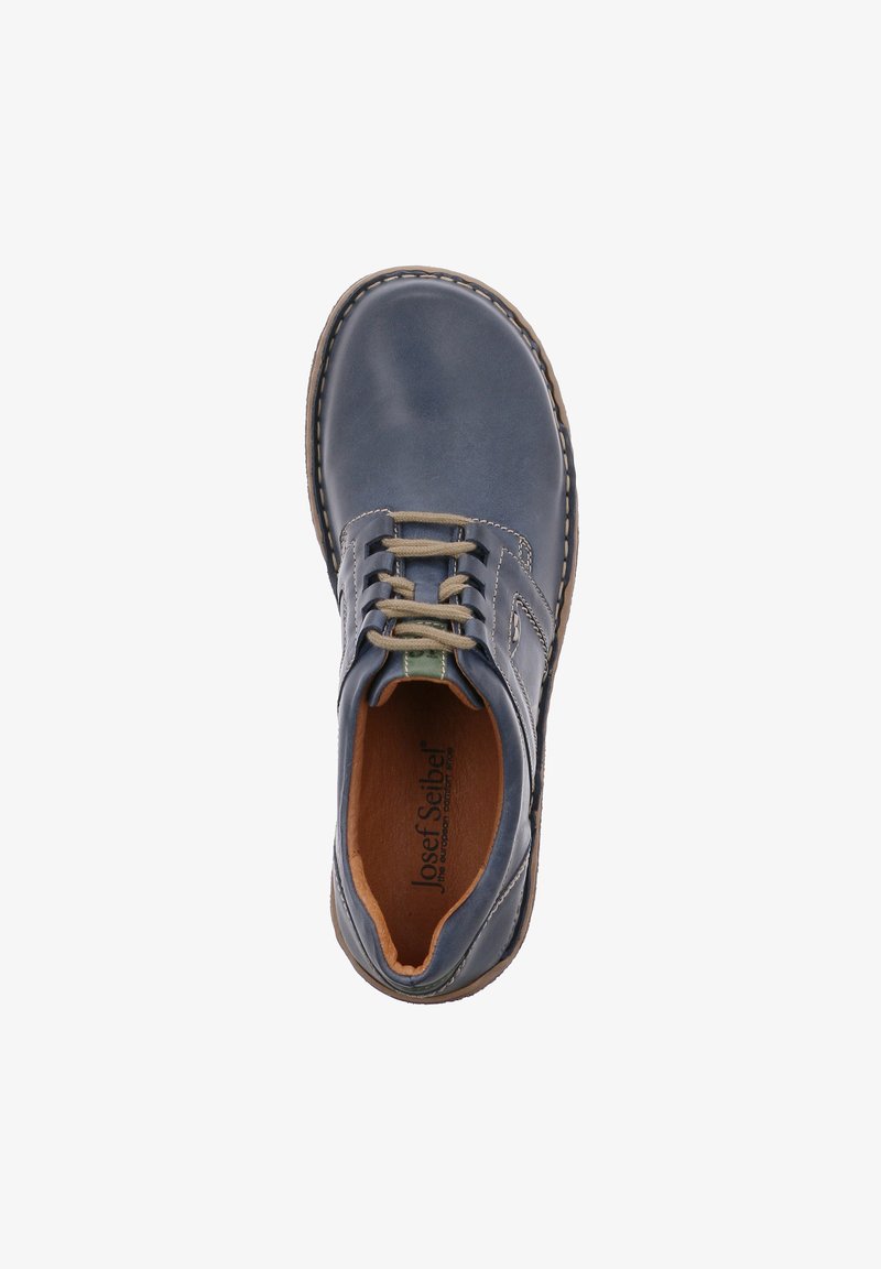 Scarpa in pelle blu scuro con punta arrotondata, lacci grigio chiaro e dettagli cuciti. Presenta una soletta in pelle color tan e un logo discreto.