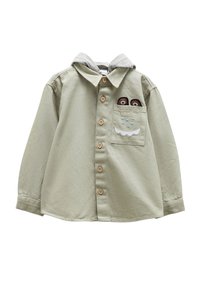 Světle zelená košile na knoflíky s šedou mikinou. Má dřevěné knoflíky a přední kapsu s vyšitými detaily postavy.