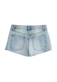 Ljust blå denimshorts med fransade fållar, bakfickor och en något sliten textur. Standard midja med öljetter för bälte.