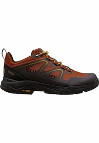 Zapato de senderismo impermeable en naranja y negro con parte superior de malla texturada, puntera reforzada y cordones amarillos. Cuenta con una suela rugosa y texturizada.