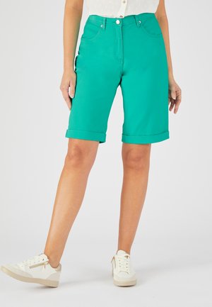 Shorts turquoise jusqu'aux genoux en tissu lisse, avec des manches retroussées, des poches avant et des accessoires en métal argenté sur le bouton.