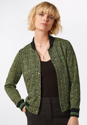 Grüne Bomberjacke mit Muster, schwarzem Kragen und Bündchen, mit floralen Designs und Knopfverschluss, aus strukturiertem Stoff gefertigt.