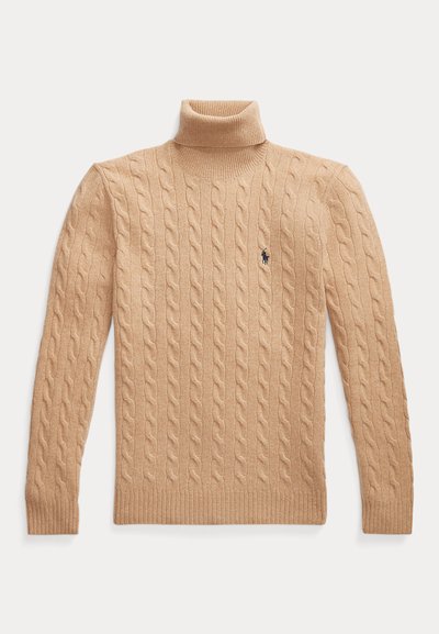 Beige kabelbrei coltrui met ribbels aan de mouwen en onderkant, met een klein logo op de linkerborst. Zachte textuur.