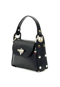 Zwarte leren handtas met gouden hardware, voorzien van een bij-embleem op de klep, decoratieve studs aan één kant en een klein Italiaans vlaggencharme.