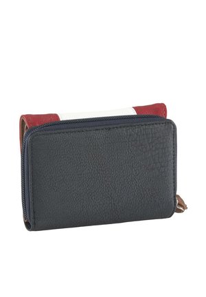 Kompakte Geldbörse mit einer strukturierten, dunkelgrauen Lederaußenseite und roten sowie weißen Akzenten. Mit Reißverschluss und einem kleinen braunen Ziehband.