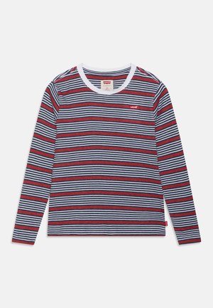 Langärmliges gestreiftes Oberteil mit horizontalen Streifen in Marineblau, Weiß und Rot. Rundhalsausschnitt mit weißem Besatz, kleines Logo auf der Brust, gerippte Textur.