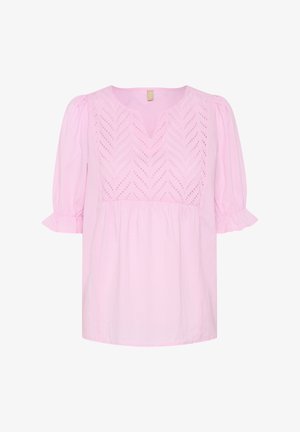 Világos rózsaszín pamutblúz, V-nyakkivágással, rövid puffos ujjakkal, lyukacsos mintával és rakott derékkal. Ráncolt ujjaik szélek.