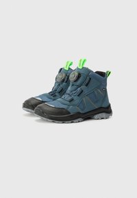 Blaue Wanderschuhe mit einem strukturierten Obermaterial aus Stoff, schwarzem Gummikappen und grauer Sohle. Verfügt über zwei kreisförmige BOA-Drehverschlüsse und grüne Zuglaschen.