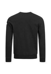 Tavaline must pika varrukaga dressipluus, nähtav tagant, soonikkoes mansettide, alaosa ja kraega, millel on vasakul varrukal väike plaastrik.