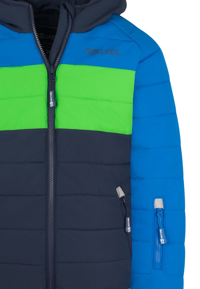 Puchowa kurtka w niebieskim, zielonym i granatowym kolorze z zapięciem na zamek, kapturem i kieszeniami na zamek. Posiada kolorystyczny design oraz szczegóły z logo.