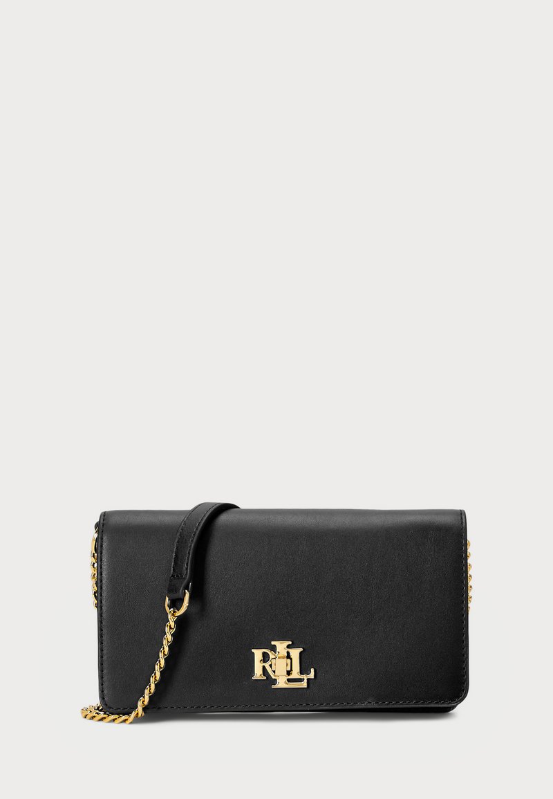 Portafoglio in pelle nera con logo dorato, tracolla a catena e linee pulite. Presenta una superficie liscia e una forma rettangolare compatta.