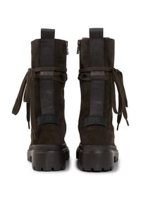 Hnědé nubukové kotníkové boty s masivní gumovou podrážkou, zipem, textilními popruhy a texturovaným podpatkem pro lepší přilnavost.