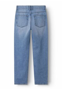 Jeans de mezclilla azul claro con corte recto, que presentan dos bolsillos traseros y una cintura. La tela tiene una textura sutil y un tinte uniforme.
