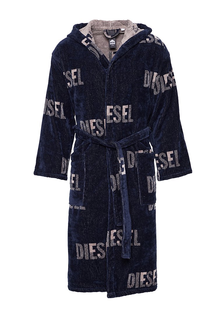 Bata de baño con capucha de color azul marino, hecha de material texturizado, con un patrón repetitivo de "DIESEL" en letras claras. Incluye cinturón y dos bolsillos.