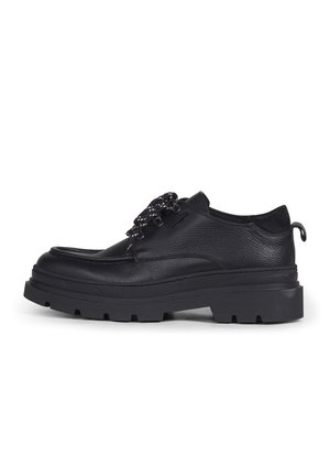 Scarpa nera in pelle con lacci, suola spessa e robusta e punta arrotondata, dotata di una linguetta al tallone e lacci con motivo a contrasto.