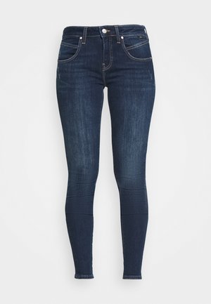 Dunkelblaue, eng anliegende Jeans aus Denim mit glatter Textur, klassischem Fünf-Taschen-Design und subtilen Nähten am Bund.