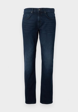 Ciemnoniebieskie jeansy o prostych nogawkach z przednimi kieszeniami, szlufkami na pasek, zapięciem na guziki i subtelnym wyblaknięciem na udach.