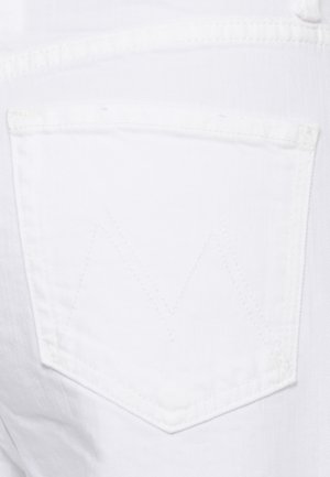 Tasca posteriore di jeans in denim bianco con un sottile dettaglio di cucitura a zigzag.