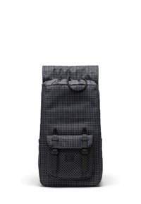 Zaino con design a ripiegatura superiore di colore grigio scuro con un motivo a griglia. Include spallacci regolabili e una tasca frontale con chiusura a flap.