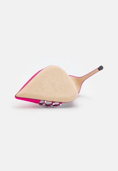 Sapato de salto alto apontado rosa com parte superior bege, acabamento brilhante e detalhes em strass na sola. Design leve e elegante.