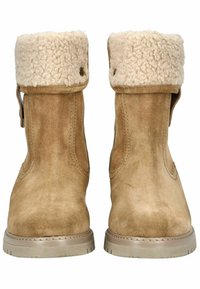 Botas de tobillo de ante color marrón claro con un puño de piel sintética en color crema, suela de goma plana y detalles cosidos a lo largo de los bordes.
