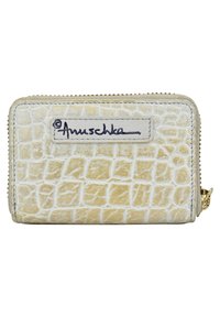 Gele krokodillenembossed leren portemonnee met een ritsluiting, voorzien van een blauwe merklogo-patch en een gestructureerd oppervlak. Rechthoekige vorm.