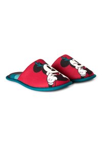 Červené papuče z tkaniny s potiskem postavičky, doplněné tyrkysovým lemováním a měkkou strukturou. Nazouvací styl s kulatou špičkou.