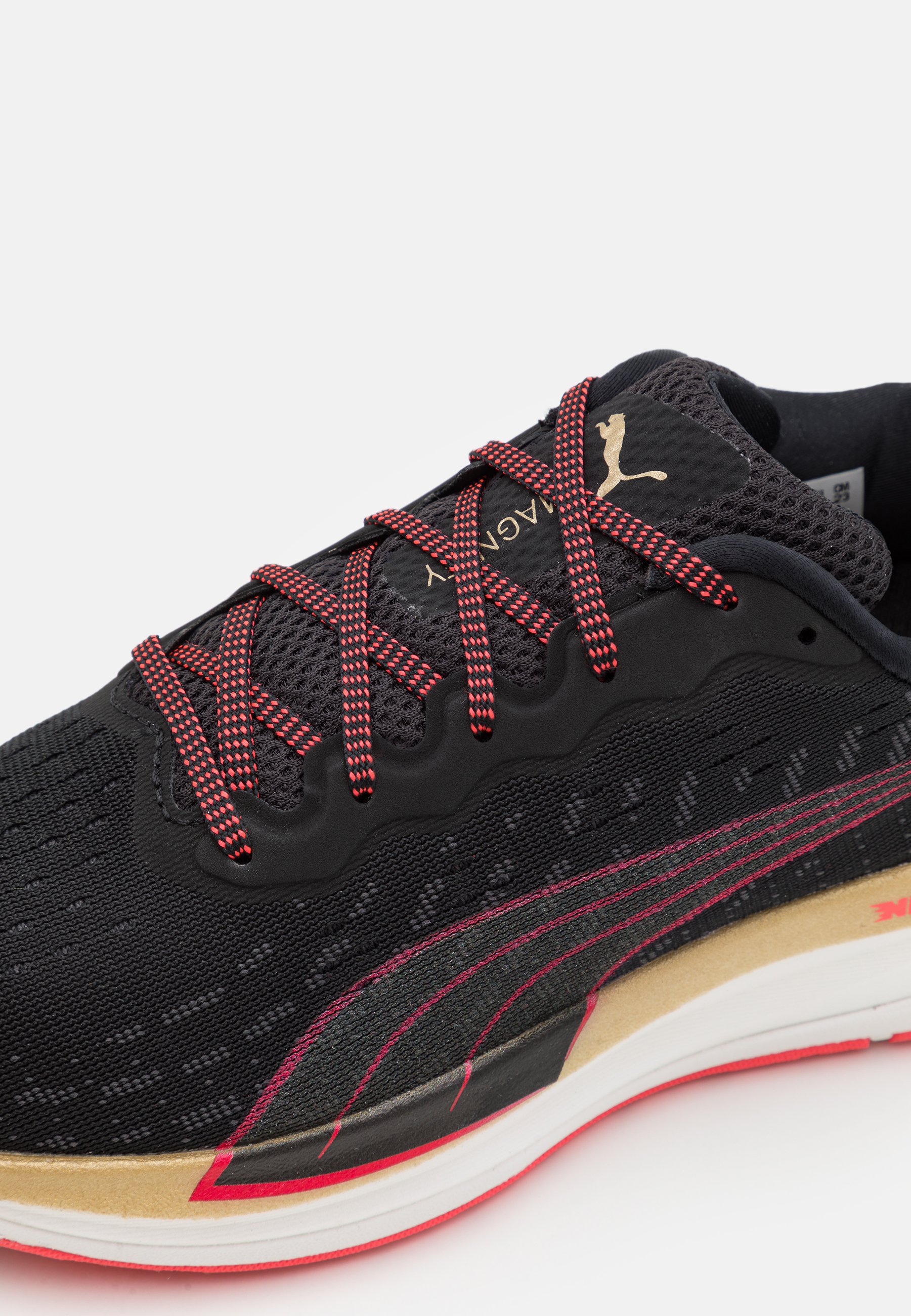 Puma MAGNIFY NITRO - Laufschuh Neutral - black/sunblaze/schwarz - Zalando.de