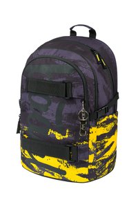 Zaino con un design grafico viola e giallo, realizzato in tessuto resistente, dotato di spallacci regolabili, di una maniglia superiore e di diverse tasche con zip.