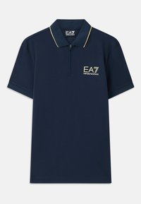 Jūros mėlynos polo marškiniai, pagaminti iš medvilnės mišinio, su užtrauktuku apykaklė, trumpomis rankovėmis ir aukso spalvos logotipu kairėje krūtinės pusėje, kontrastingomis siūlėmis.