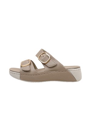 Sandale beige à bout ouvert avec deux brides réglables à boucles dorées et une semelle compensée basse avec un accent blanc au talon.