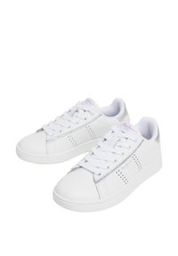 Vita sneakers i syntetmaterial med silverdetaljer, perforerade detaljer på sidorna och platta vita snören.