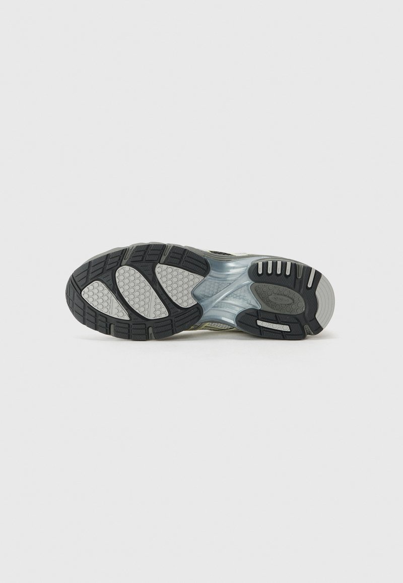 Hardloopschoen zool met een gestructureerd zwart rubber met grijze accenten en een semi-doorzichtige middenzool; kenmerkend loopvlakpatroon zichtbaar.