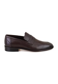 Bruine leren loafers met een stijlvol ontwerp, voorzien van een verhoogde leren bandaccent en een ronde neus. Stevige zwarte rubberen zool met een lichte hak.