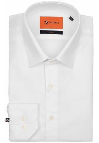 Witte overhemd met een puntige kraag en een enkele ronde manchette. Kenmerken zijn parelknopen en een rechthoekig label met de tekst "Geschikt" in het oranje.