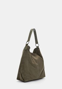 Borsa in suede verde oliva con una forma morbida, arricchita da una tracolla borchiata e cuciture in contrasto, caratterizzata da un'ampia apertura e una texture morbida.