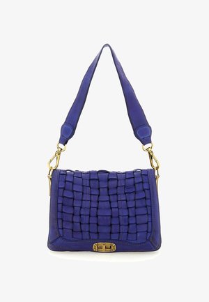 Borsa a spalla in pelle blu con design intrecciato frontale, chiusura in tonalità oro e ampia tracolla removibile con ganci dorati.