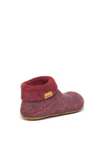 Rote und graue Filzschlappen mit runder Zehenpartie, geripptem Bündchen und einem Lederetikett. Weiche Textur und flexible Sohle für Komfort.