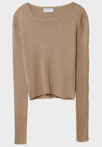 Pull en maille côtelée beige avec manches longues et col rond, présentant une coupe ajustée et légèrement raccourcie.