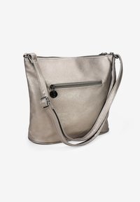 Bolso de mano de cuero plateado metálico con un compartimento principal con cremallera, correa ajustable y un bolsillo exterior con cremallera. Textura suave y forma blanda.