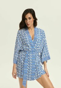 Niebiesko-biała kimono w stylu szlafroka z paskowanymi akcentami, paskiem i rękawami do trzech czwartych; posiada okrągłe wzory geometryczne.