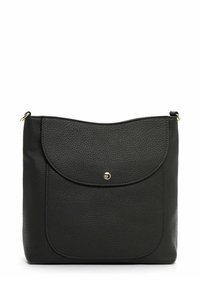 Borsa a tracolla in pelle nera con texture, dotata di tasca anteriore con pattina assicurata da un piccolo bottone dorato e hardware dorato sulle attacchi della tracolla.