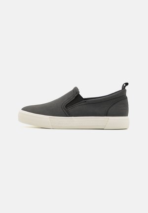 Šedé slip-on tenisky s hladkým textilním svrškem, elastickými postranními panely, bílou gumovou podešví a poutkem na patě pro snadné obouvání.